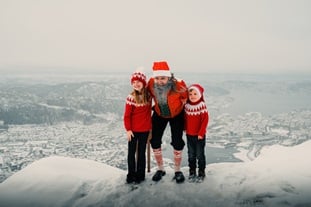 Christmas spririt at Ulriken with Santa and children_Dråpe media  – Ulriken643