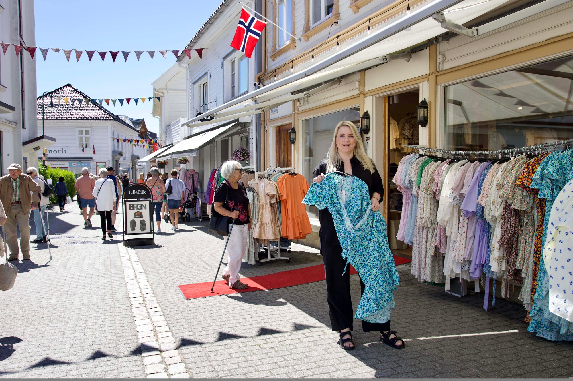 Smaaby22_Flekkefjord_Sommer_Handel_Sentrum_Folk_UNS_01379_Foto_Sandra_Surdal_83097ffa-4cd3-47d4-82a5-5c6d022d3a91